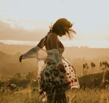 Stembevrijding zachtheid en intuïtieve beweging en klank voor verbinding met jezelf en ontspanning